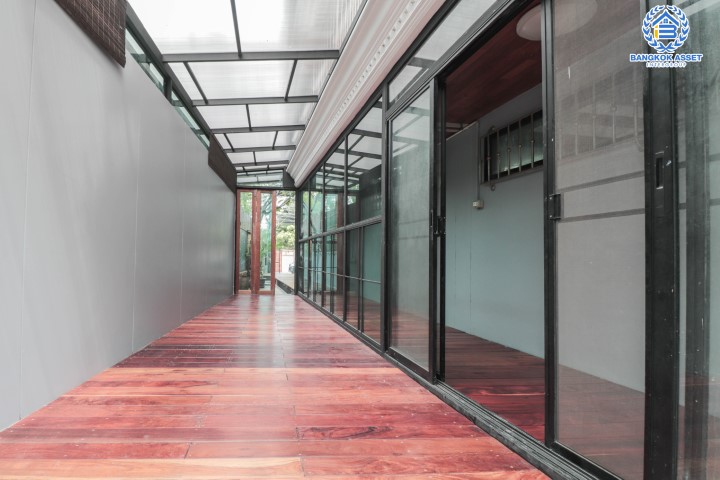 *****อาคารพาณิชย์มือสอง 5 ชั้น ซอยสวนผัก2 หลังมุม พร้อมฟังก์ชัน 4 ห้องนอน 3 ห้องน้ำ ตกแต่งพื้น ฝ้า ชุดบันได ด้วยไม้มะค่า และประดู่ ทุกชั้น จะอยู่อาศัยหรือปรับเปลี่ยนเป็น Home Office ได้ทุกรูปแบบ พร้อมพื้นที่ใช้สอยมากถึง 480 ตร.ม. แถมฟรี !! เครื่องปรับอากาศ 3 เครื่อง บนทำเลเชื่อมต่อถนนตลิ่งชัน, ถนนบรมราชชนนี และถนนราชพฤกษ์ ใกล้จุดขึ้นทางด่วน "บรมราชชนนี"